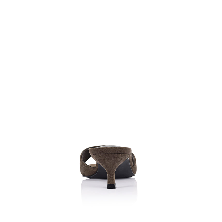 Brown sandal with kitten heel and square toe shape