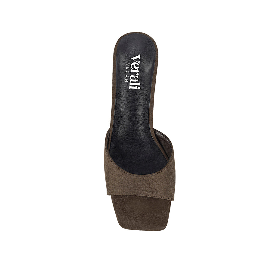 Brown sandal with kitten heel and square toe shape