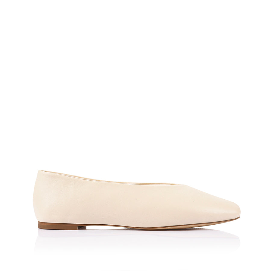 Smooth white flat shoe with a square toe shape