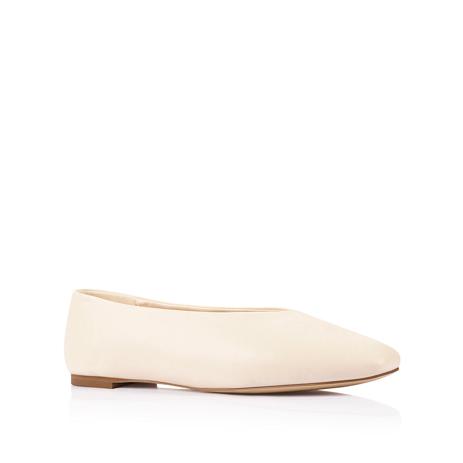 Smooth white flat shoe with a square toe shape