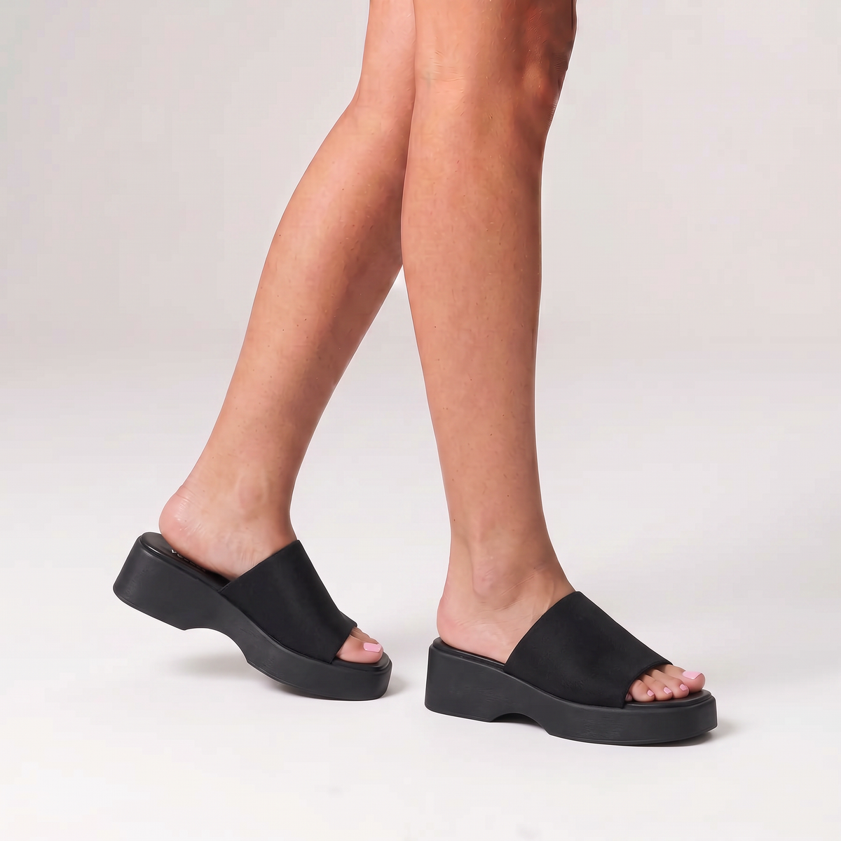 Cherry Flatform Slides - Black Mesh