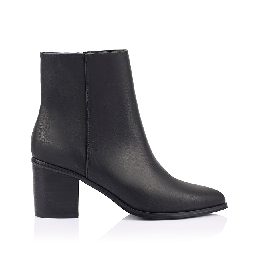 Black ankle boot with zip closure and smooth upper