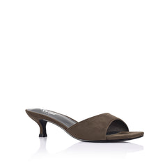 Brown sandal with kitten heel and square toe shape
