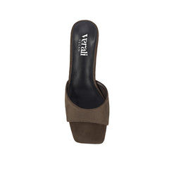 Brown sandal with kitten heel and square toe shape