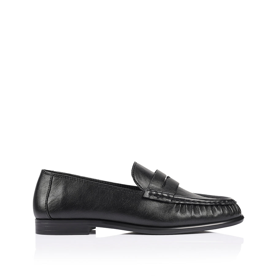 Black leather loafer with ruched toe vamp