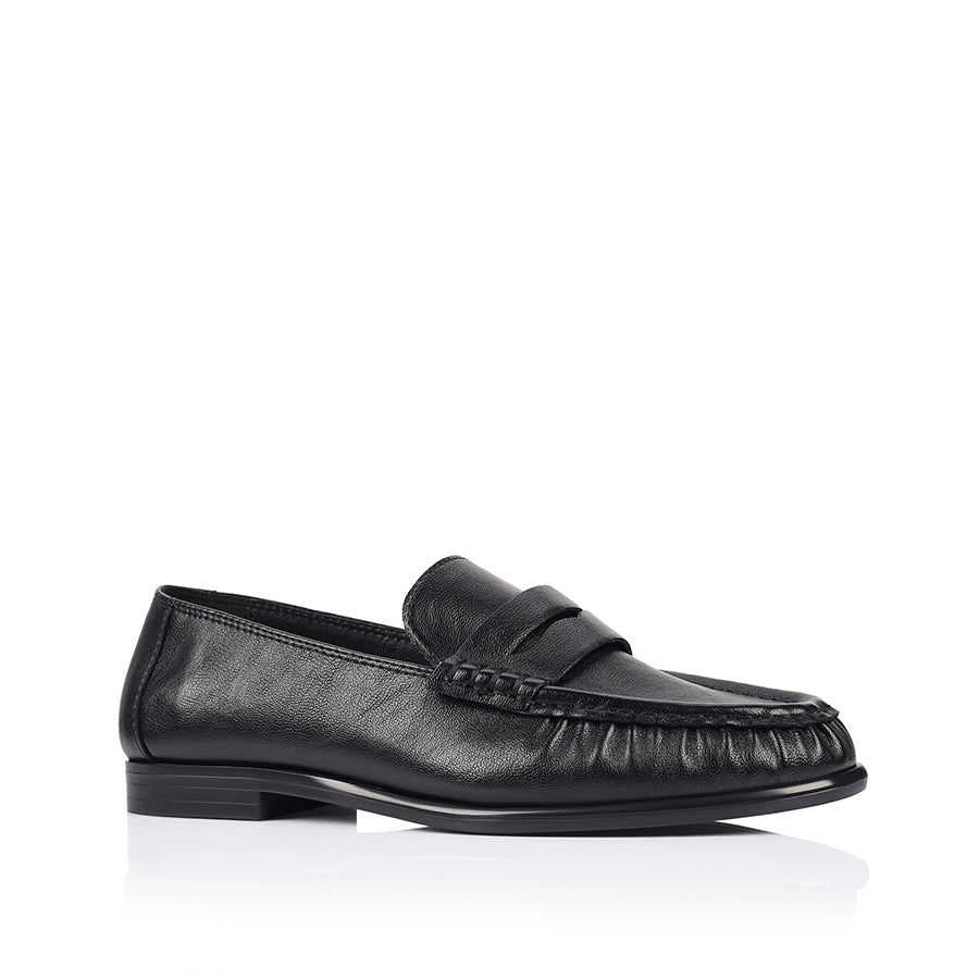 Black leather loafer with ruched toe vamp