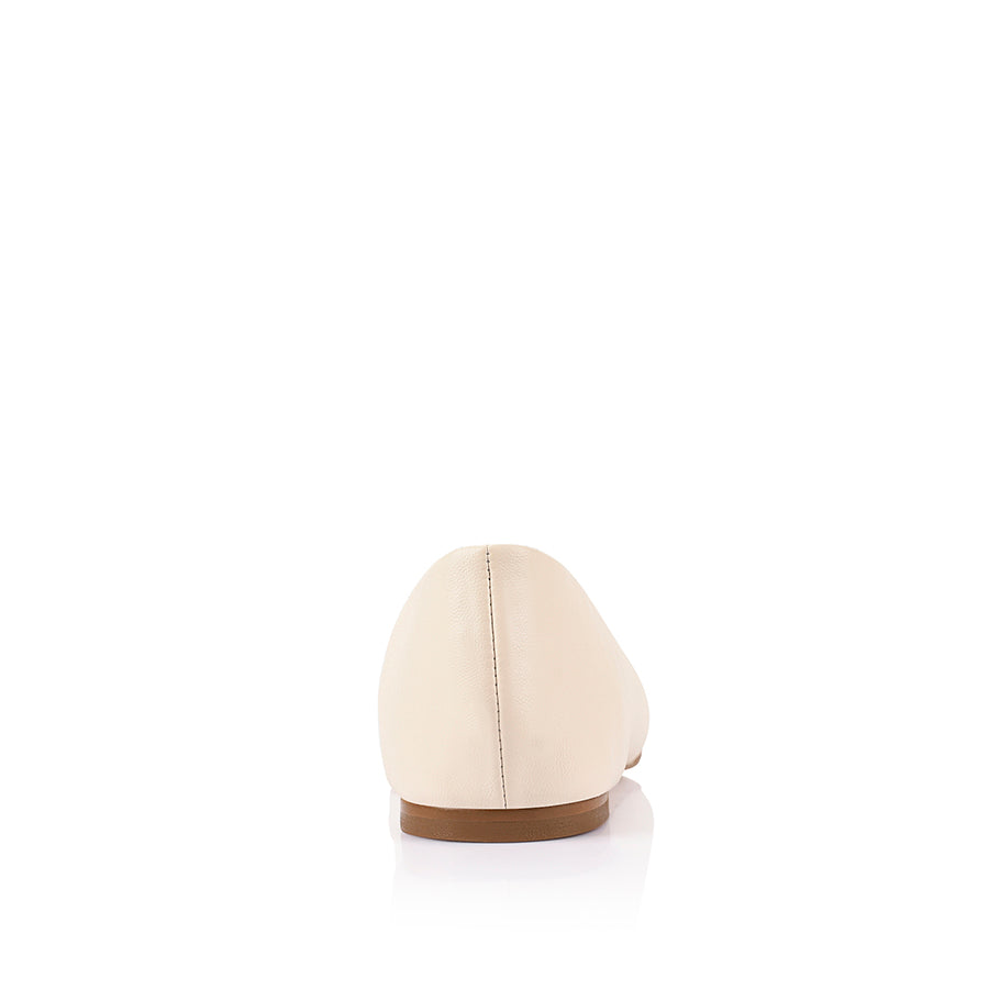 Smooth white flat shoe with a square toe shape