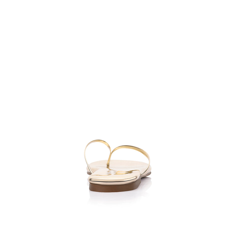 Women's vegan flat thongs in metallic gold mirror